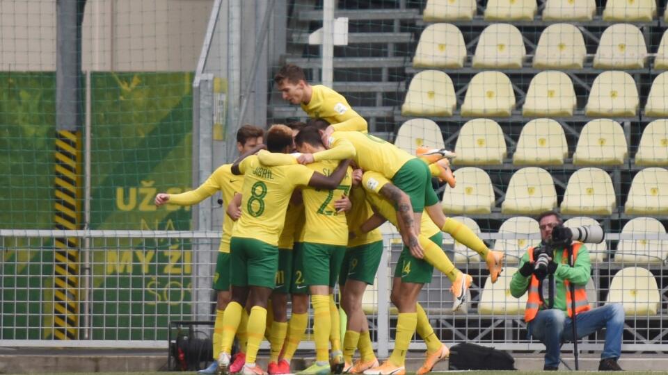 Na snímke gólová radosť hráčov Žiliny v zápase 10. kola Fortuna ligy medzi MŠK Žilina a FC Spartak Trnava v Žiline v nedeľu 18. októbra 2020. FOTO TASR - Lukáš Grinaj