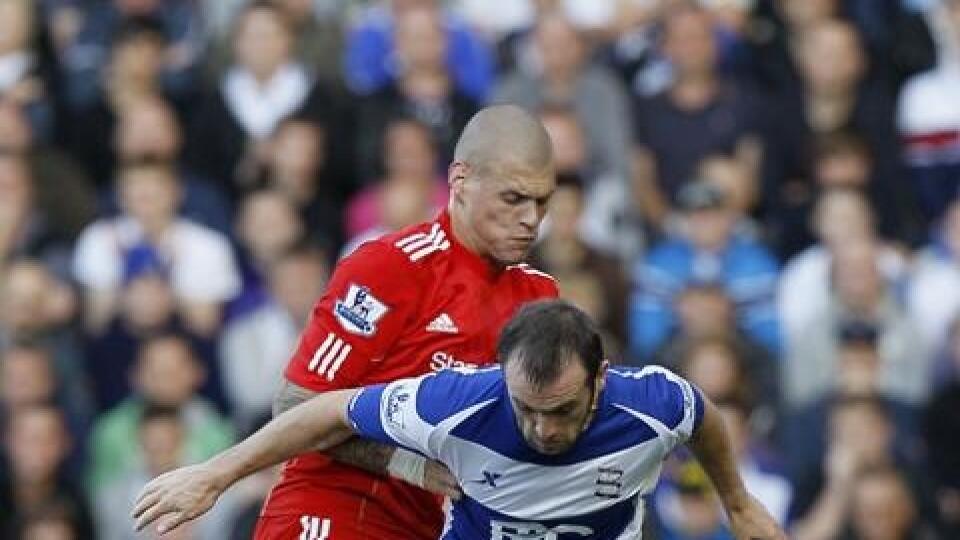 Slovenský stredopoliar v drese FC Liverpool Martin Škrtel (vľavo) a James McFadden z Birminghamu v zápase anglickej futbalovej Premier League v Birminghame 12. septembra 2010.