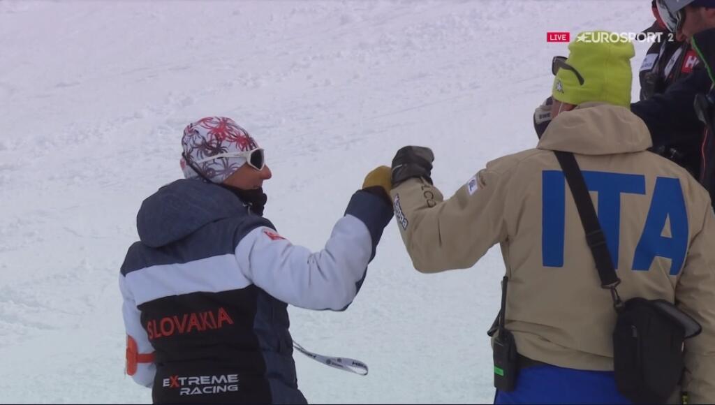 Livio Magoni sa teší po dojazde Petry Vlhovej do cieľa slalomu v Lenzerheide. Ruku si dokonca podal aj s talianskymi trénermi.
