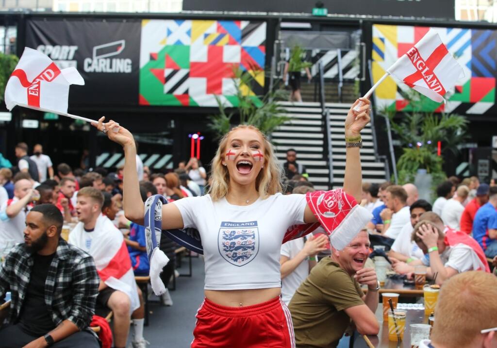 Po postupe Anglicka do finále Eura 2020 je na nohách celá krajina. Ulice zaplnili fanúšikovia aj rozpálené fanúšičky, ktoré sa poriadne odviazali.