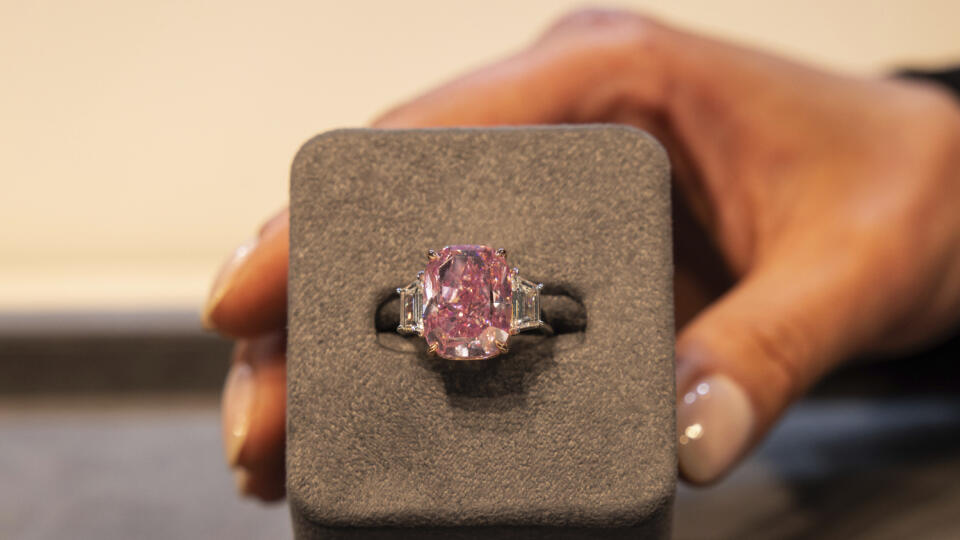 KK7 New York - Žena ukazuje 10,57 karátový ružový diamant v aukčnej sieni Sotheby´s 27. marca 2023 v New Yorku. Diamant s názvom The Eternal Pink budú dražiť v aukčnej sieni Sotheby's 8. júna v New Yorku a jeho odhadovaná suma je viac ako 35 miliónov dolárov (32,26 milióna eur). FOTO TASR/AP
A woman shows a 10.57 carat pink diamond at Sotheby's, Monday, March. 27, 2023, in New York. The diamond, named The Eternal Pink, will be featured in Sotheby's Magnificent Jewels auction on June 8 and is exp