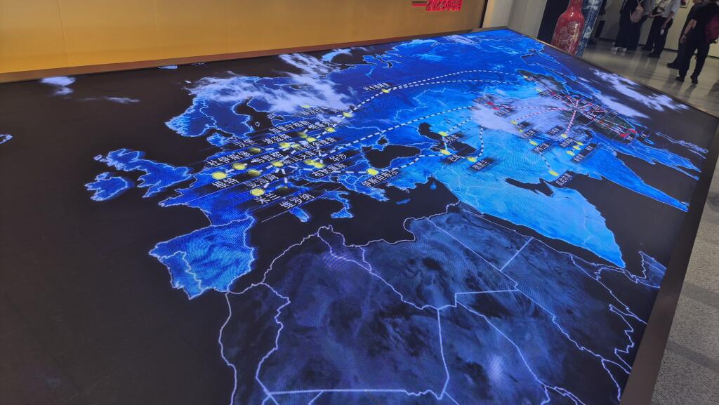 Mapa trás Novej hodvábnej cesty v centrálnej budove Xi'an International Trade & Logistics Park.