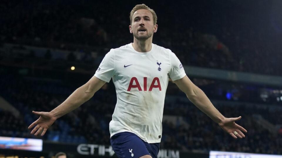 Hráč Tottenhamu Harry Kane (vľavo) oslavuje po tom, ako strelil tretí gól vo futbalovom zápase anglickej ligy Premier League Manchester City - Tottenham Hotspur v Manchesteri.