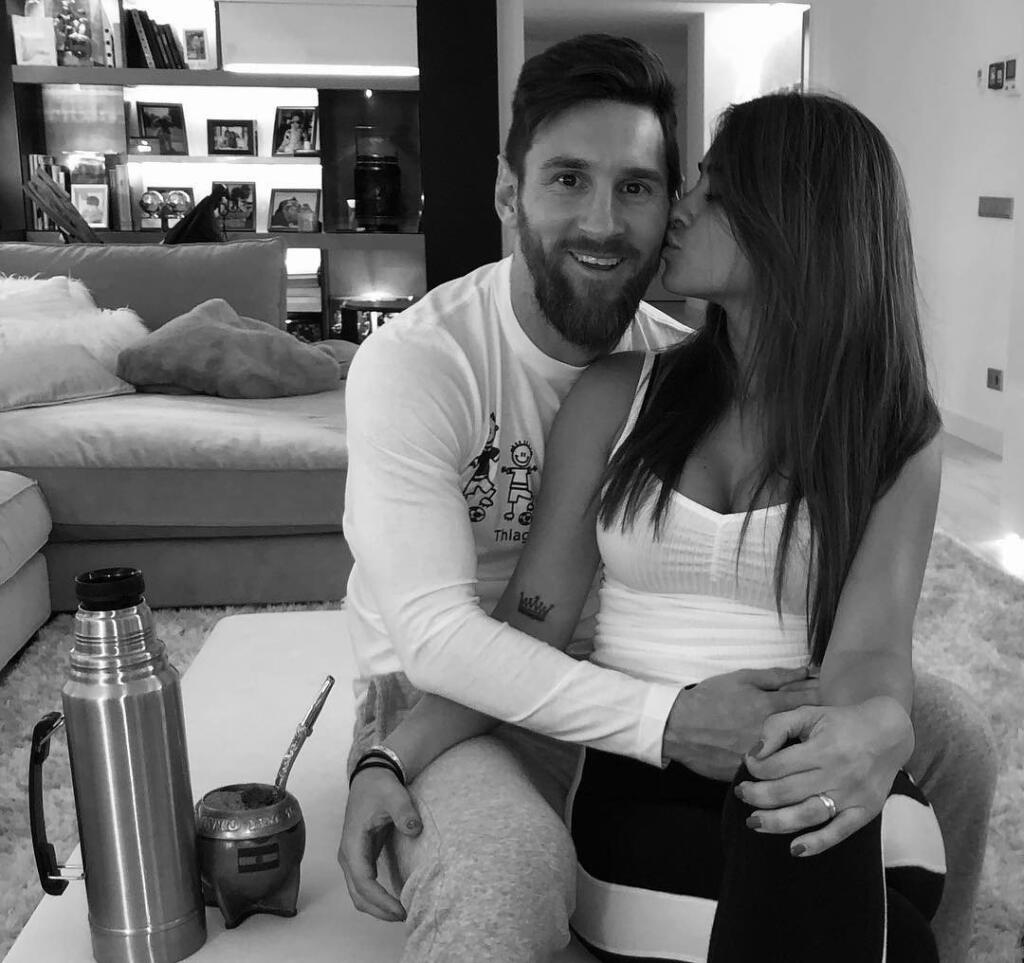 Romantika v obývačke. Tú si na Valentína užíval futbalista Lionel Messi. Ako inak, v náručí svojej krásnej manželky Antonelly Roccuzzo.