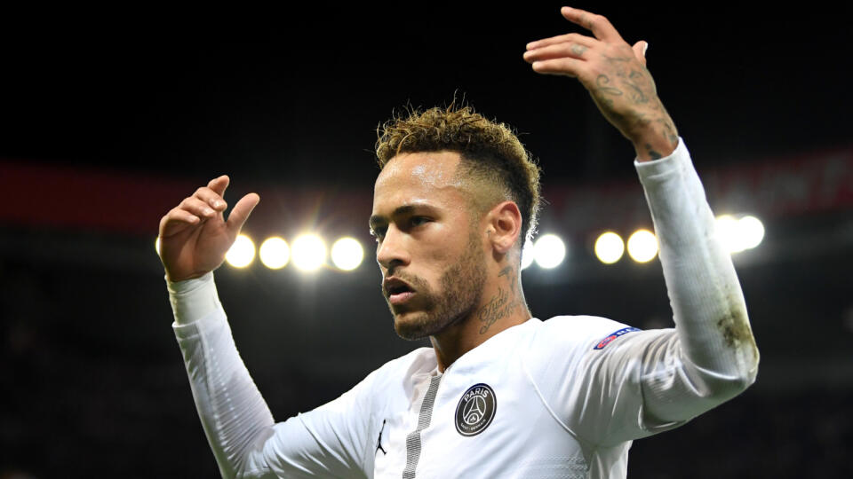 Podobu najprestížnejšej časti Paríža dotvára od stredy aj tvár najdrahšieho futbalistu na svete.