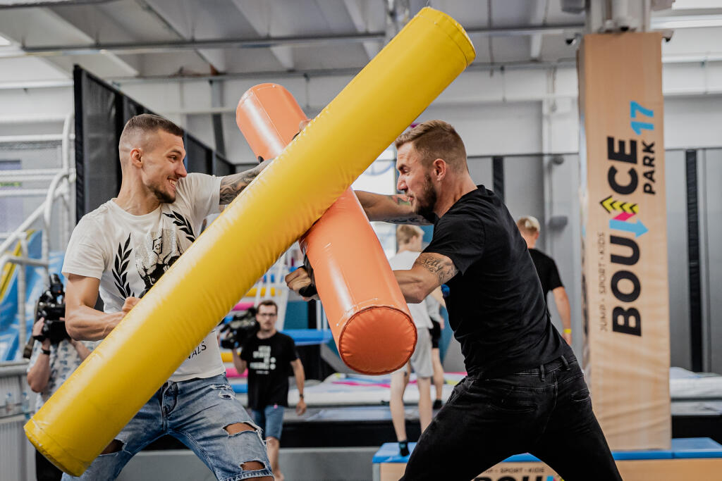 Na snímke Lukáš Haraslín a Erik Jendrišek počas slávnostného otvorenia Bounce Park 17, najväčšieho športovo zábavného parku na Slovensku.