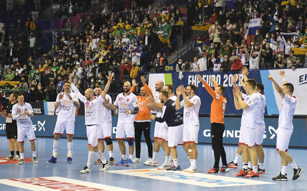 Na snímke hráči Slovenska ďakujú fanúšikom po výhre 31:26 v zápase základnej F-skupiny majstrovstiev Európy v hádzanej mužov Slovensko - Litva.