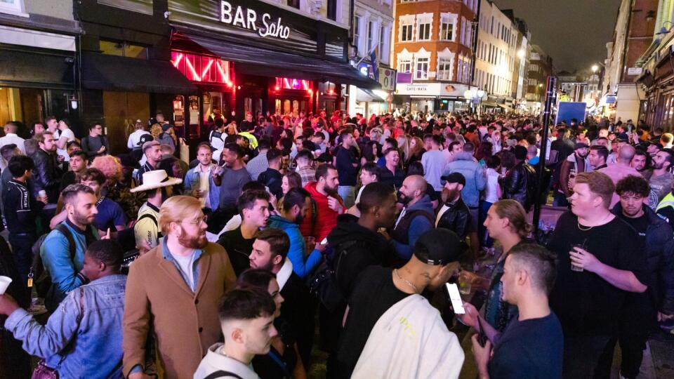 BRITI OŽILI Sobota v Soho sa rozbiehala zvoľna, ale už krátko po poludní začali prúdiť davy a večer to už bola jedna obrovská pouličná párty.