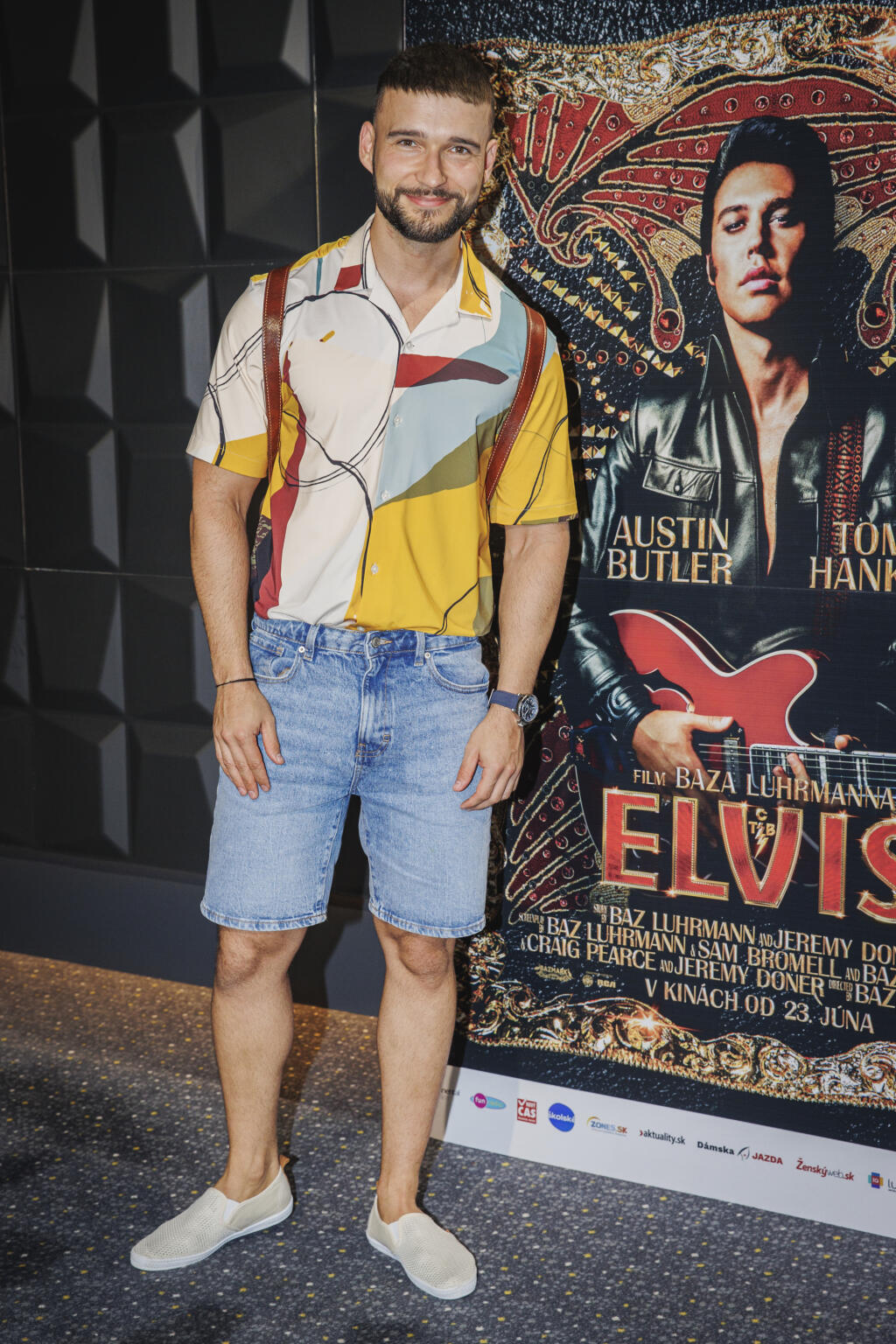 Na snímke Vratko Sirági prichádza na premiéru filmu Elvis.