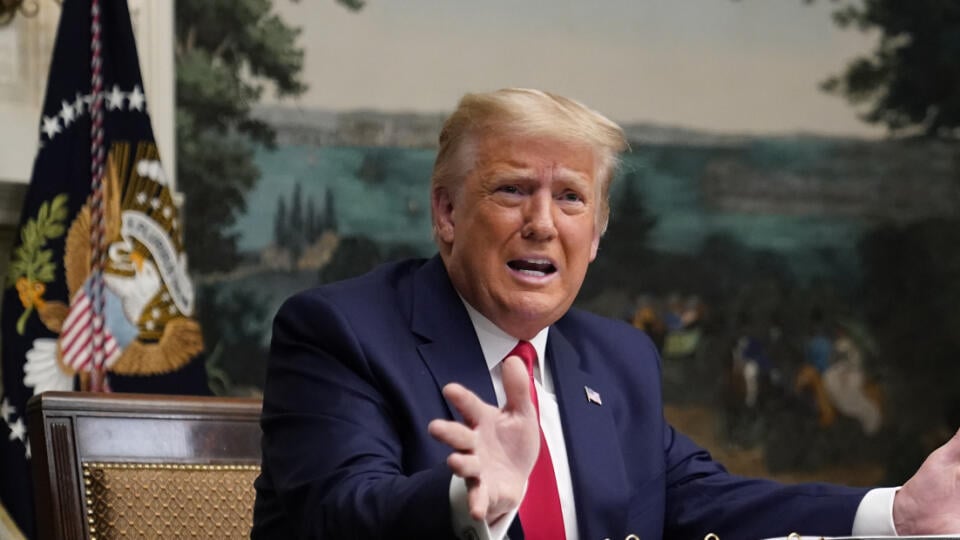 EBE 11 Washington - Americký prezident Donald Trump vo štvrtok uviedol, že opustí Biely dom, ak zbor voliteľov zvolí za prezidenta USA jeho protivníka z Demokratickej strany Joea Bidena. Na snímke americký prezident Donald Trump počas tlačovej konferencie po videokonferenčnom hovore s príslušníkmi armády na Deň vďakyvzdania 26. novembra 2020 v Bielom dome vo Washingtone. FOTO TASR/AP
President Donald Trump speaks with reporters after participating in a video teleconference call with members of t