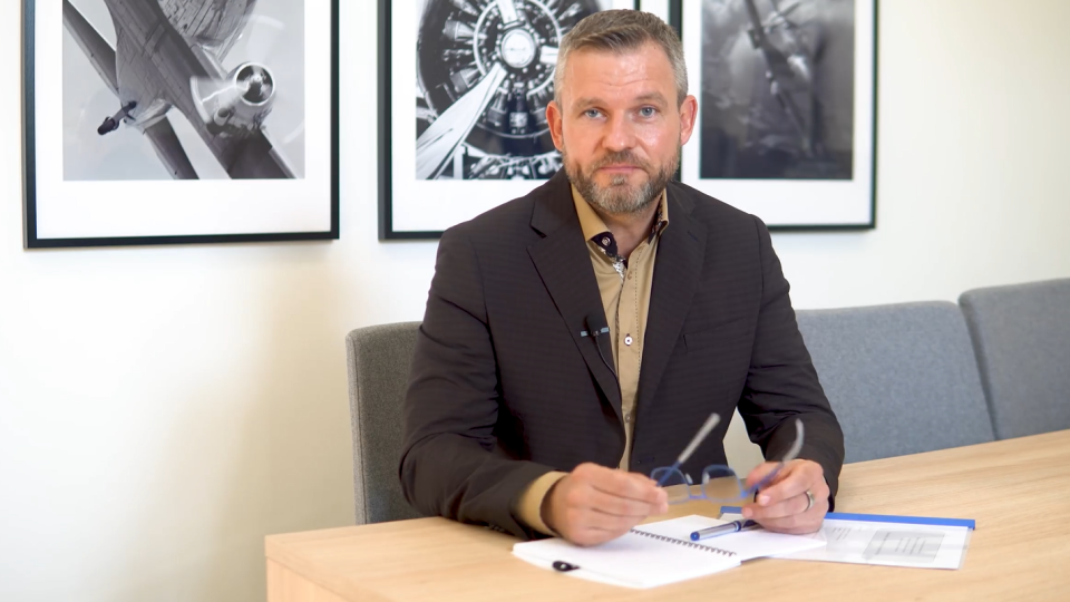 Vláda podľa Pellegriniho robí veľké zmeny a reformy v oblasti súdnictva a zdravotníctva bez tých, ktorých sa to bytostne dotýka. „Ide dokonca priamo proti múru a proti ich názoru a pohľadu na vec,“ tvrdí.