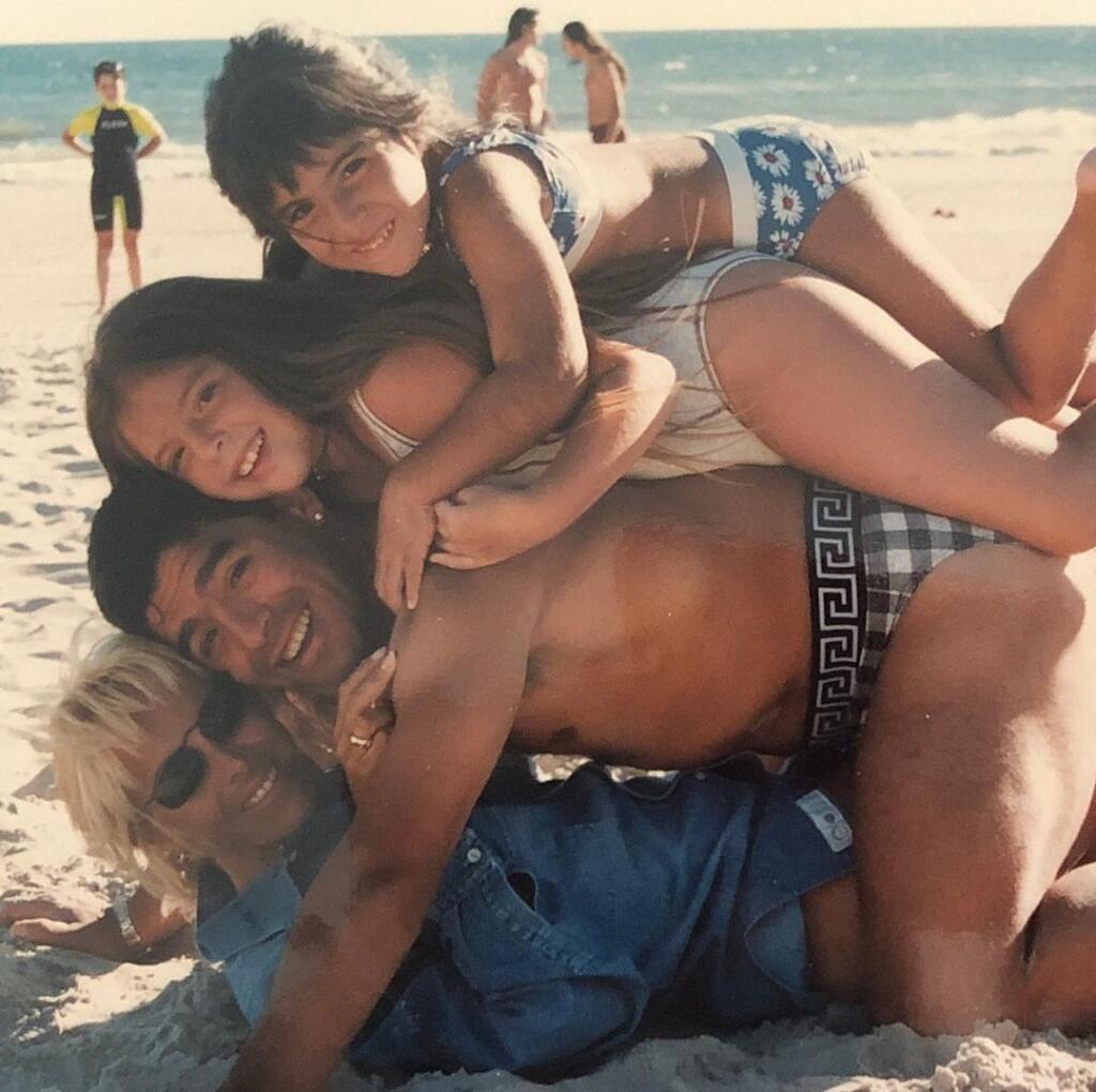 Diego so svojimi milovanými dcérami, ktoré si ho však v detstve pre jeho kokaínovú závislosť príliš neužili. Na spodku je ich mama a Maradonova manželka Claudia.