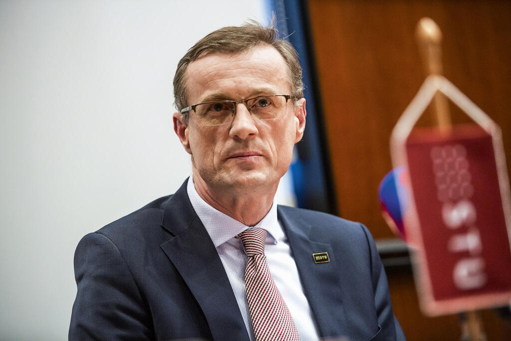 „Vysoké školy nefungujú ako celok, ale skôr ako súbor fakúlt, kde nie sú vždy efektívne využívané zdroje.“ Miroslav Fikar, rektor STU