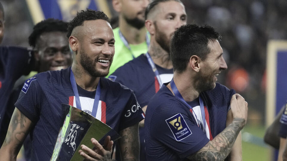 KK7 Tel Aviv - Futbalista Neymar z PSG drží trofej po víťazstve 4:0 vo finále francúzskeho Superpohára Paríž St. Germain - FC Nantes 31. júla 2022 v Tel Avive. Vpravo spoluhráč Lionel Messi. FOTO TASR/AP
PSG's Neymar, left, holds the trophy as he celebrate with his teammate Lionel Messi after winning the French Super Cup final soccer match between Nantes and Paris Saint-Germain at Bloomfield Stadium in Tel Aviv, Israel, Sunday, July 31, 2022. PSG won 4-0. (AP Photo/Ariel Schalit)