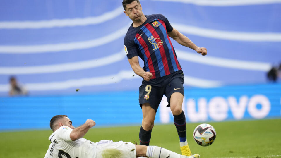 PK 65 Madrid - Na snímke zľava hráč Realu Dani Carvajal a hráč Barcelony Robert Lewandowski bojujú o loptu v zápase 9. kola španielskej La Ligy Real Madrid - FC Barcelona v Madride 16. októbra 2022. FOTO TASR/AP
Real Madrid's Dani Carvajal tries to tackle Barcelona's Robert Lewandowski during a Spanish La Liga soccer match between Real Madrid and Barcelona at the Santiago Bernabeu stadium in Madrid, Sunday, Oct. 16, 2022. (AP Photo/Manu Fernandez)