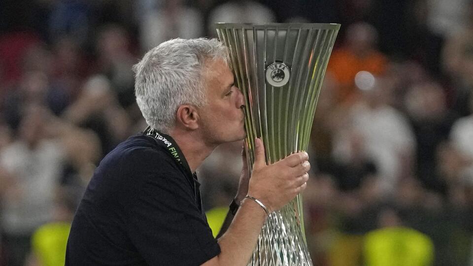 WA 89 Tirana - Tréner AS Rím Jose Mourinho bozkáva trofej počas osláv historicky prvého titulu v Európskej konferenčnej lige po finálovom zápase AS Rím - Feyenoord Rotterdam na štadióne v Tirane v stredu 25. mája 2022. Mourinho získal už piatu trofej z európskych klubových súťaží v kariére. FOTO TASR/AP
Roma's head coach Jose Mourinho, right, kisses the trophy at the end of the Europa Conference League final soccer match between AS Roma and Feyenoord at National Arena in Tirana, Albania, Wedne