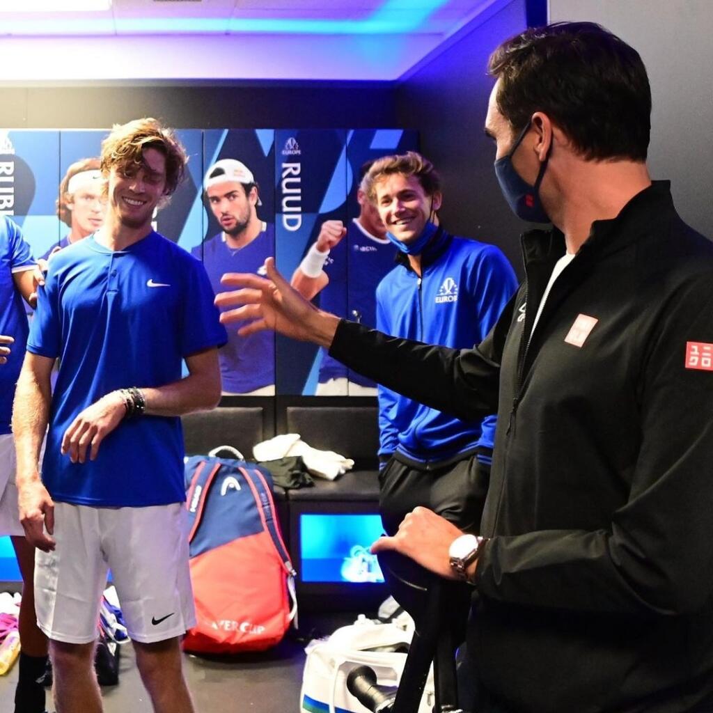 Federer prišiel podporiť tím Európy do šatne v spoločnosti bariel.
