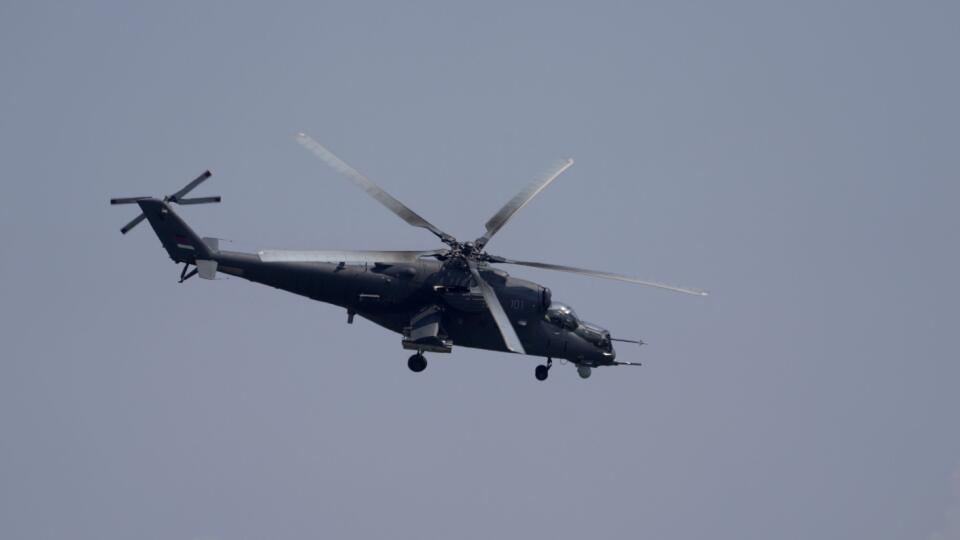 JB 10 Batajnica - Srbský vojenský vrtuľník MI-35 počas vojenského cvičenia na vojenskom letisku Batajnica neďaleko Belehradu 30. apríla 2022. Srbsko v sobotu verejnosti predstavilo nedávno dodaný čínsky protilietadlový raketový systém HQ-22, ktorého exportná verzia je známa ako FK-3. Správu o tom TASR prevzala z agentúry AP, ktorá uviedla, že na Západe a u niektorých susedov Srbska táto dodávka z Číny vyvolala obavy, že hromadenie zbraní na Balkáne by tam mohlo ohroziť krehký mier. Hoci sa Srbsk