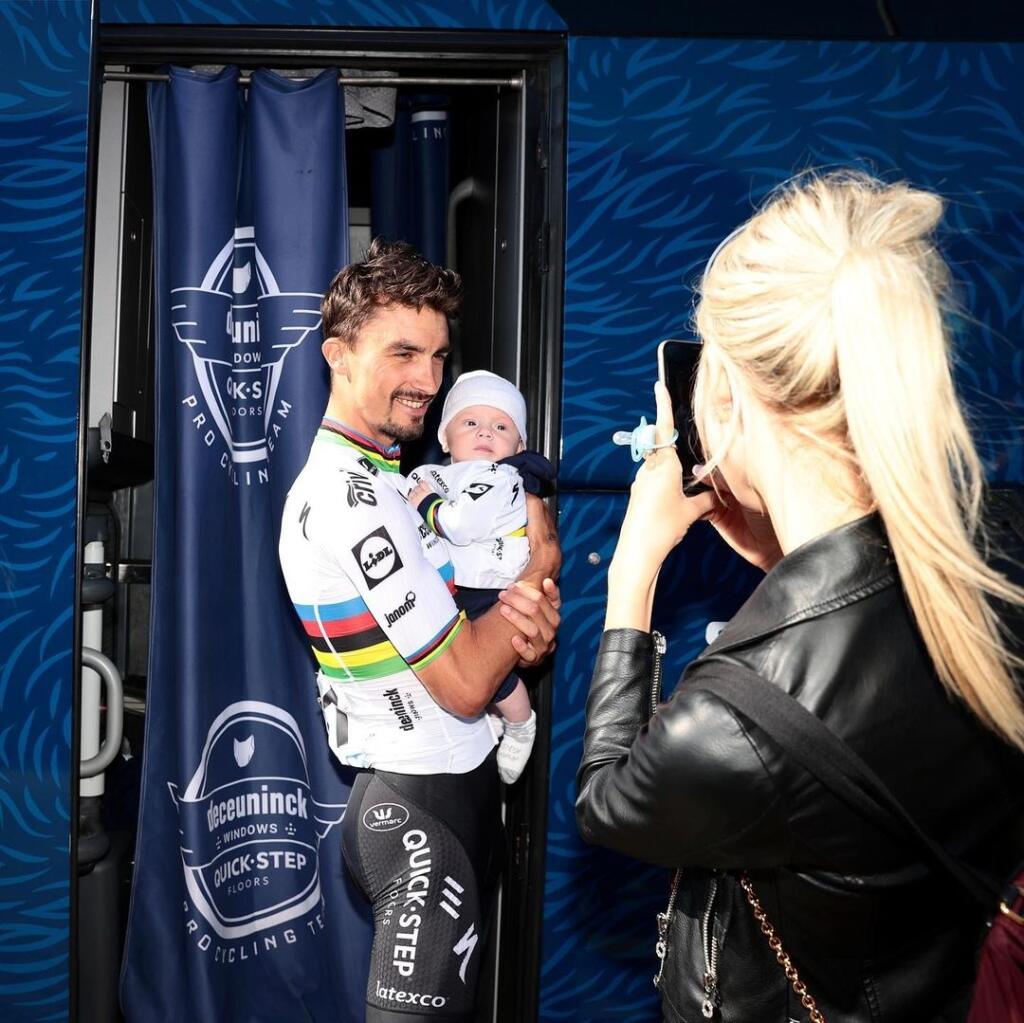 Julian Alaphilippe a Marion Rousseová tvoria pár už takmer dva roky, pričom plodom ich lásky je vysnívaný synček Nino, ktorý sa narodil v júni tohto roku.