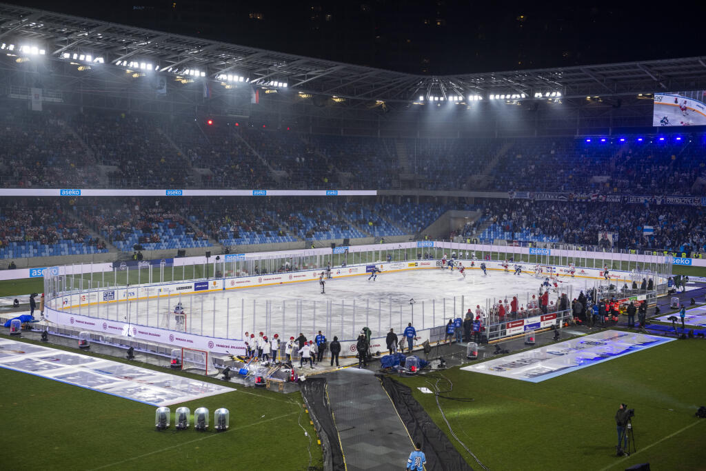 Na snímke hokejisti počas zápasu na hokejovom podujatí Kaufland Winter Games HC Oceláři Třinec - HC Kometa Brno pod holým nebom na ploche Národného futbalového štadióna v Bratislave 13. januára 2023.