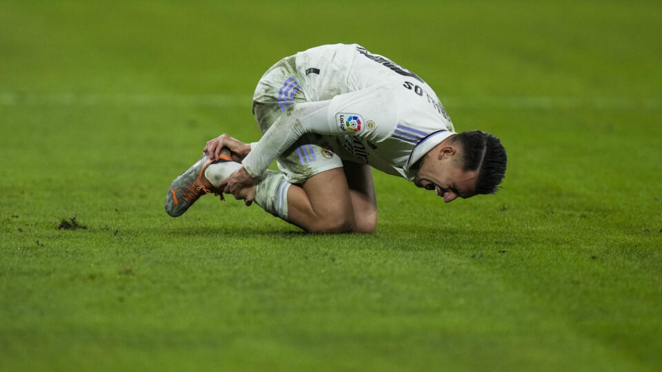 JB 41 Madrid - Hráč Realu Madrid Dani Ceballos gestikuluje po tom, ako sa zranil vo futbalovom zápase španielskej ligy La Liga Real Madrid - Valencia CF v Madride 2. februára 2023. FOTO TASR/AP
Real Madrid's Dani Ceballos gestures after being tackled during the Spanish La Liga soccer match between Real Madrid and Valencia at Santiago Bernabeu stadium in Madrid, Thursday, Feb. 2, 2023. (AP Photo/Bernat Armangue)