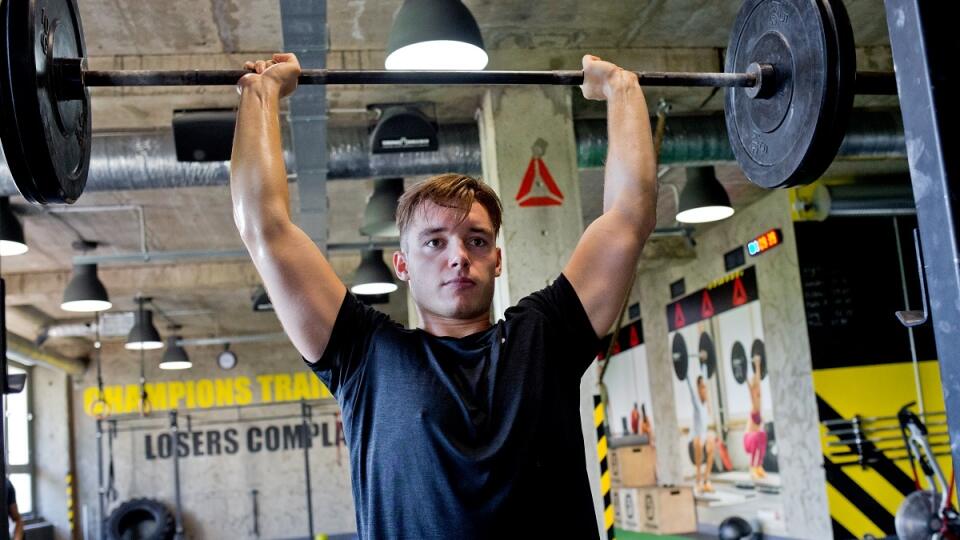 Na snimke slovensky hokejovy utocnik Marko Dano pocas crossfitoveho treningu.