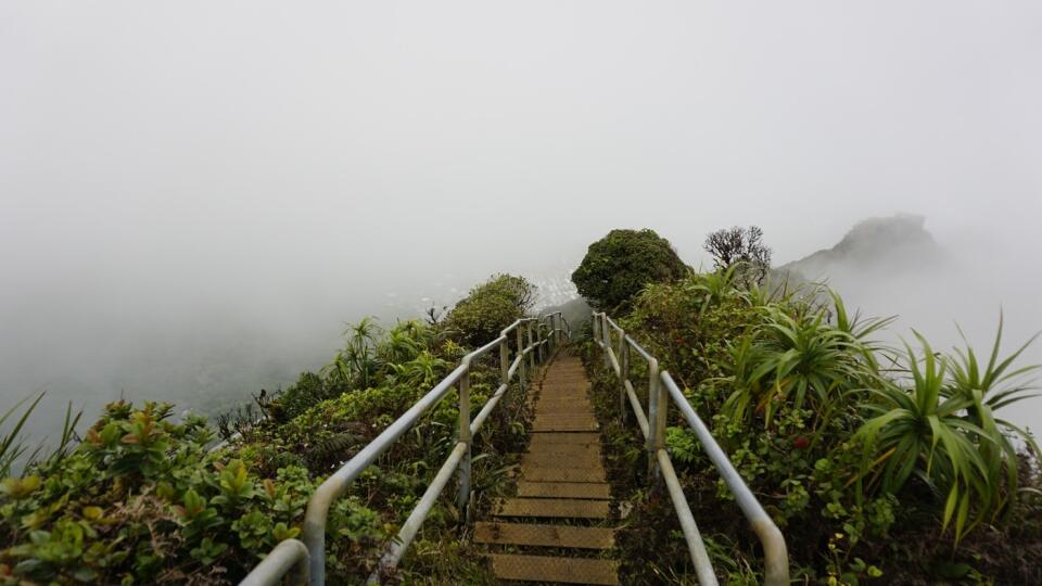 Havajské Haiku Stairs. Za chvíľu sa stanú minulosťou.