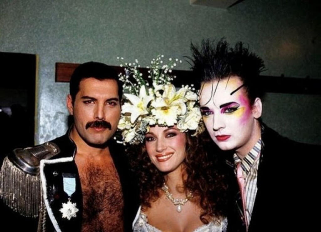 Spevák Queen Freddie Mercury a herečka Jane Seymour a spevák Boy George.