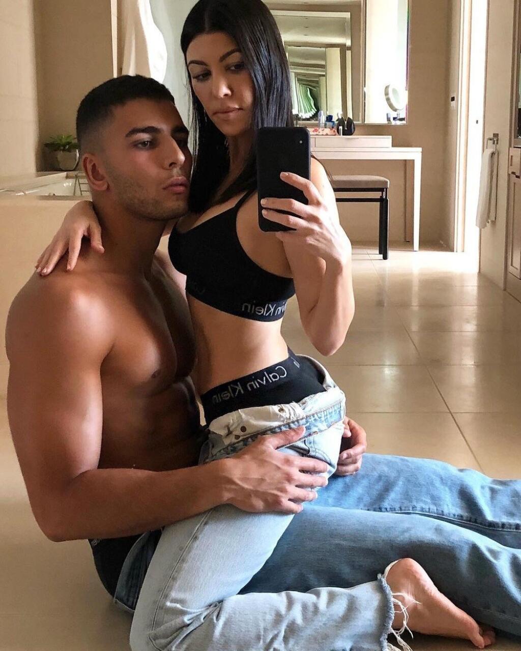 Na žiarlivosť má dôvod mladý priateľ Kourtney Kardashian a je aj jasné, že poriadne žiarli.