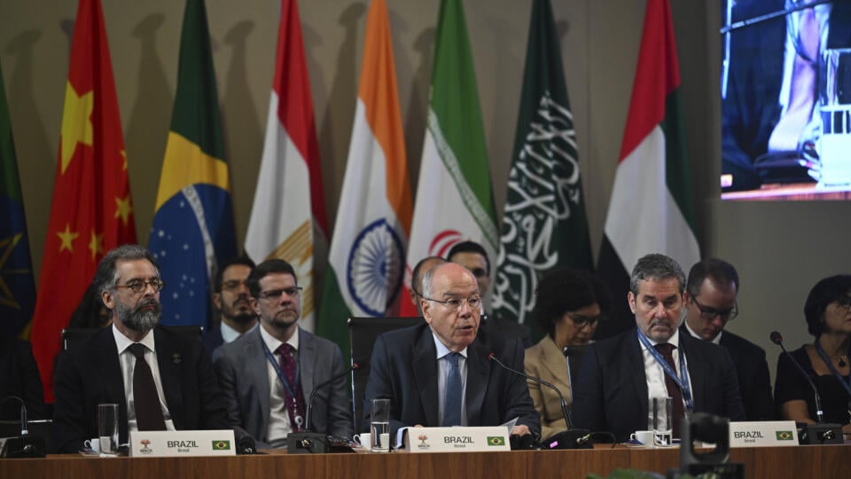 AZ24 Rio de Janeiro - Brazílsky minister zahraničných vecí Mauro Vieira (uprostred) reční počas stretnutia ministrov zahraničných vecí krajín zoskupenia BRICS v brazílskom meste Rio de Janeiro 28. apríla 2025. FOTO TASR/AP
Brazil's Foreign Minister Mauro Vieira speaks during the BRICS foreign ministers' meeting at Itamaraty Palace in Rio de Janeiro, Monday, April 28, 2025. (Mauro Pimentel/Pool via AP)