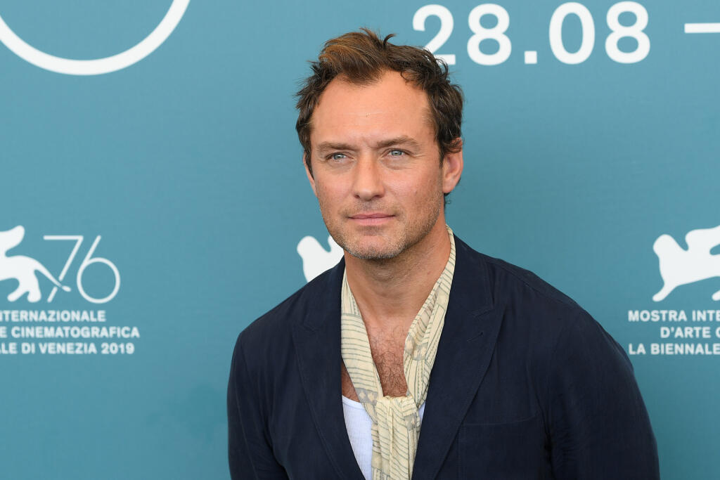Jude Law (48)
Napriek tomu, že Londýnčan bol učiteľským dieťaťom, stredné vzdelanie zanechal ako 17-ročný, keď ho obsadili do telenovely „Families“. No vyplatilo sa. Už o pár rokov nato sa svetovo preslávil v sci-fi Gattaca a trháku „Talentovaný pán Ripley“.