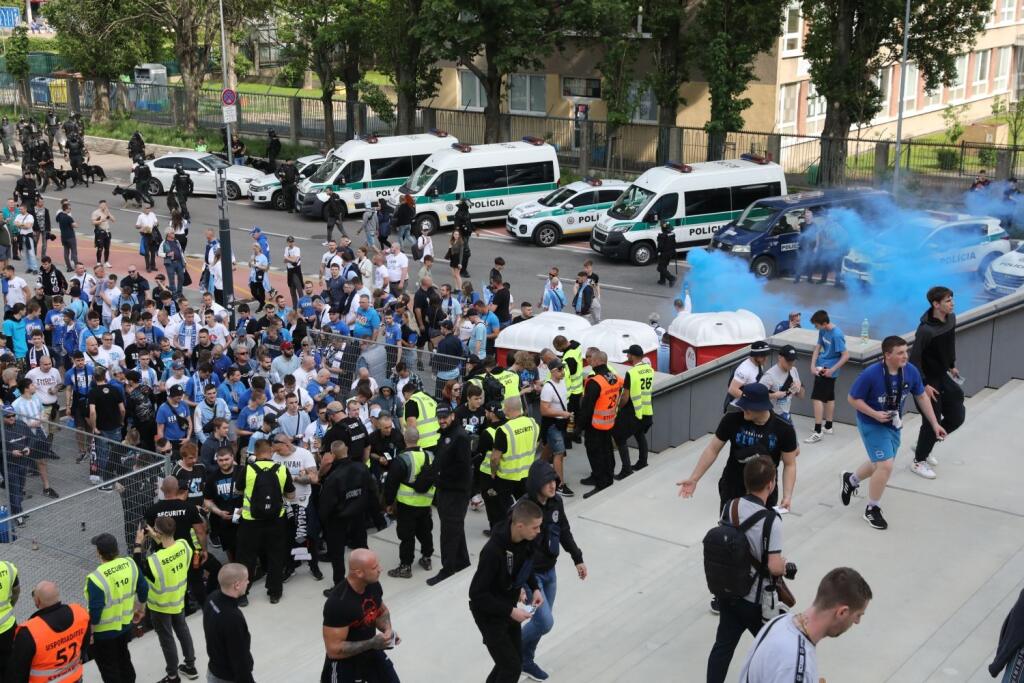 Finále Slovnaft Cupu medzi Slovanom Bratislava a Spartakom Trnava sprevádzali prísne opatrenia. Takto to vyzeralo pred štadiónom.
