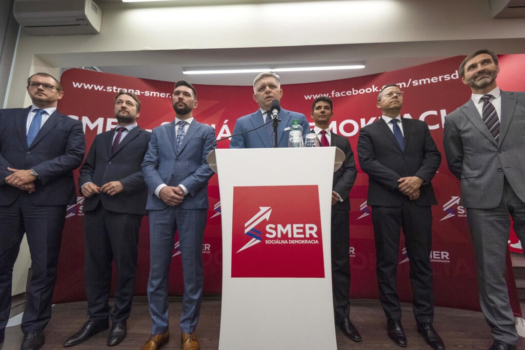 Na snímke zľava generálny manažér SMERu-SD Marián Saloň, podpredsedovia SMERu-SD Ľuboš Blaha, Richard Takáč, staronový predseda SMERu-SD Robert Fico, podpredsedovia SMERu-SD Erik Kaliňák, Ladislav Kamenický a Juraj Blanár počas tlačovej konferencie po pracovnom sneme strany Smer – sociálna demokracia v Bratislave 18. júla 2020. FOTO TASR - Jaroslav Novák