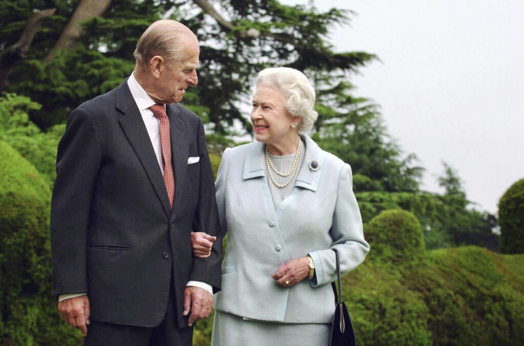 KK40 - Na snímke z 18. novembra 2007 v sídle Broadlands na juhu Anglicka britská kráľovná Alžbeta II. a britský princ Philip si pozerajú do očí pri príležitosti výročia diamantovej svadby. V tomto sídle Alžbeta a Philip v novembri 1947 strávili svadobnú noc. Britský princ Philip, manžel kráľovnej Alžbety II., zomrel v piatok vo veku 99 rokov. Oznámil to Buckinghamský palác.
