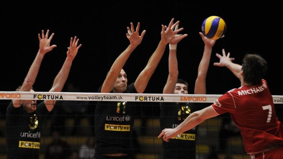 Vpravo Peter Michalovič (Ostrava) smečuje na brániacich hráčov Bratislavy Martina Mikulu (vľavo), Martina Benčiča (druhý zľava) a Mailana Hriňáka (tretí zľava).