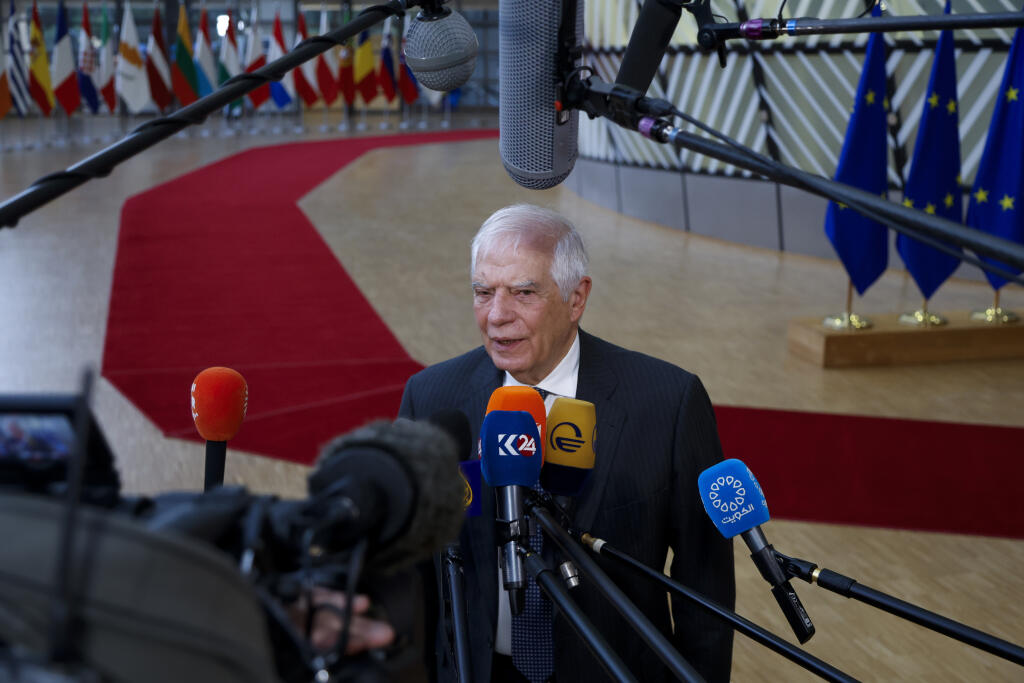 KK45 Brusel - Šéf diplomacie EÚ Josep Borrell odpovedá na otázky novinárov počas príchodu na stretnutie ministrov zahraničných vecí členských krajín EÚ v Bruseli v pondelok 18. novembra 2024. FOTO TASR/AP
European Union foreign policy chief Josep Borrell speaks to media before a meeting of EU foreign ministers at the European Council building in Brussels on Monday, Nov. 18, 2024. (AP Photo/Omar Havana)