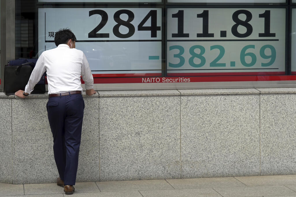 WA 16 Tokio - Muž stojí pred elektronickou tabuľou, ktorá zobrazuje hodnoty kľúčového tokijského indexu Nikkei 225 v Tokiu v utorok 23. augusta 2022. Japonské akcie sa v utorok oslabili, keď nasledovali výrazný pokles na Wall Street zo začiatku týždňa. Negatívny vplyv na náladu investorov majú predovšetkým očakávania, že americká centrálna banka (Fed) bude v snahe o skrotenie inflácie pokračovať v agresívnom sprísňovaní menovej politiky. FOTO TASR/AP 

A person stands in front of an electronic s