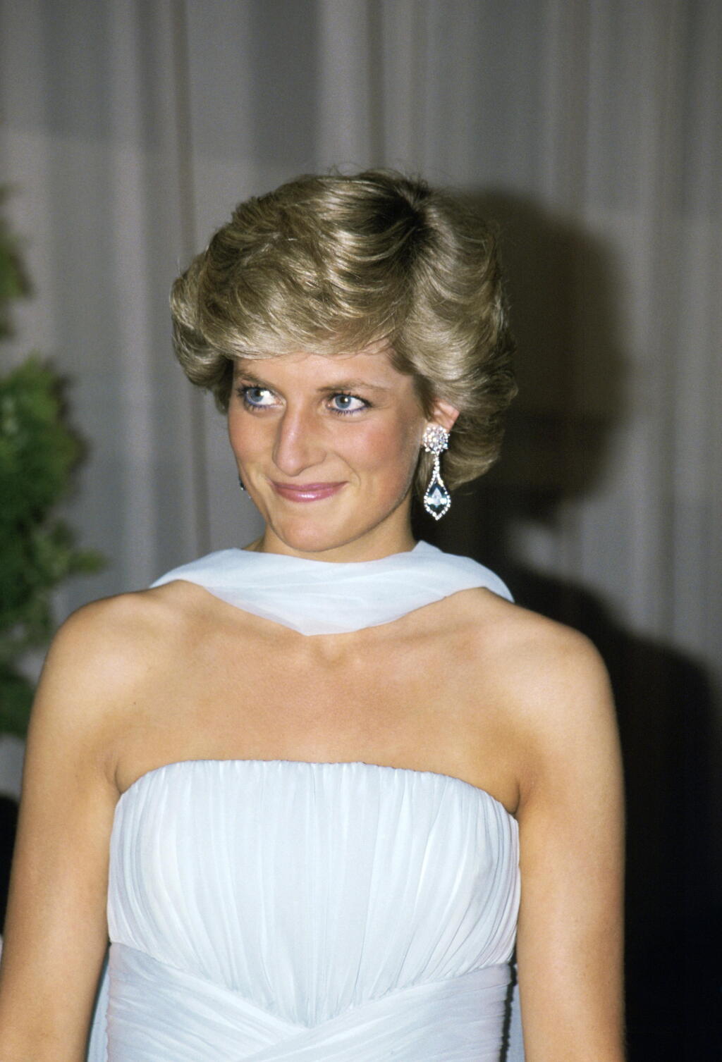 V roku 1987 zavítala do Cannes na filmový festival aj princezná Diana († 36), ktorá by nedávno oslávila svoje 60. narodeniny. Pred tým, než si dala Diana svoje krásne šaty na slávnostnú večeru, pricestovala na festival v bielom sáčku a modrej, vzorovanej sukni, taktiež z kolekcie Catherine Walker.