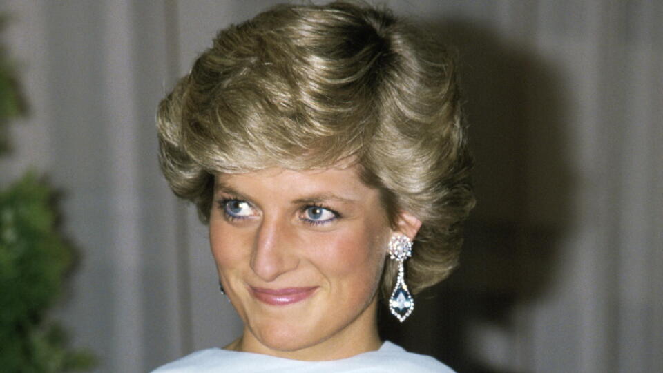 V roku 1987 zavítala do Cannes na filmový festival aj princezná Diana († 36), ktorá by nedávno oslávila svoje 60. narodeniny. Pred tým, než si dala Diana svoje krásne šaty na slávnostnú večeru, pricestovala na festival v bielom sáčku a modrej, vzorovanej sukni, taktiež z kolekcie Catherine Walker.