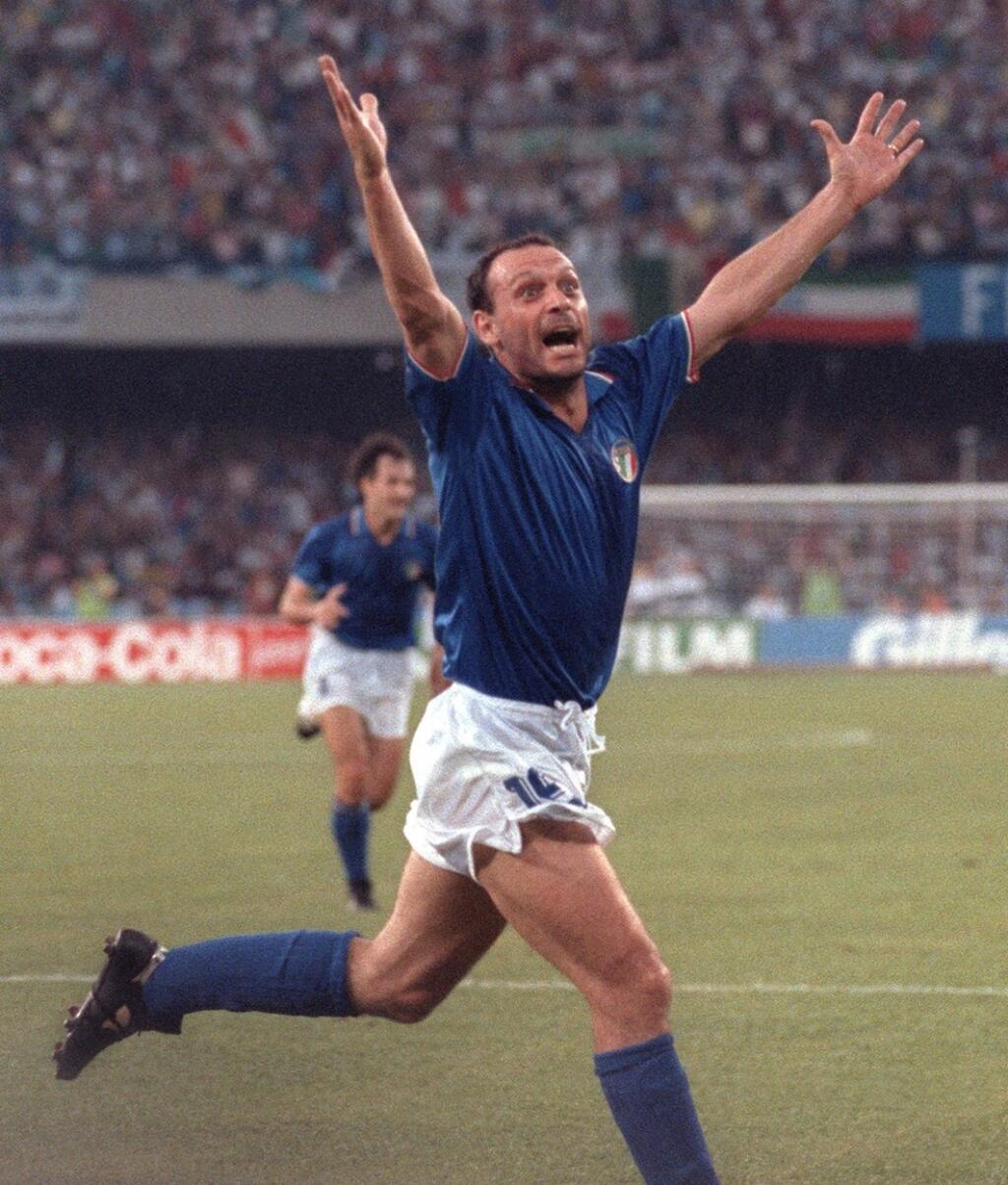 Salvatore Schillaci (Taliansko, 6 gólov na MS 1990) - V reprezentácii Talianska hral len asi rok, no stihol zažiariť na MS. V roku 1990 sa stal najlepším strelcom a pomohol Taliansku k zisku bronzu. V rodnom meste Palermo vedie futbalovú akadémiu, angažoval sa aj v lokálnej politike a v Austrálii bol po ňom pomenovaný dostihový kôň.