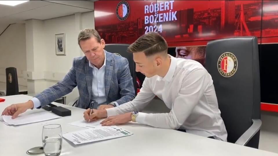 Róbert Boženík pri podpise zmluvy s Feyenoordom Rotterdam