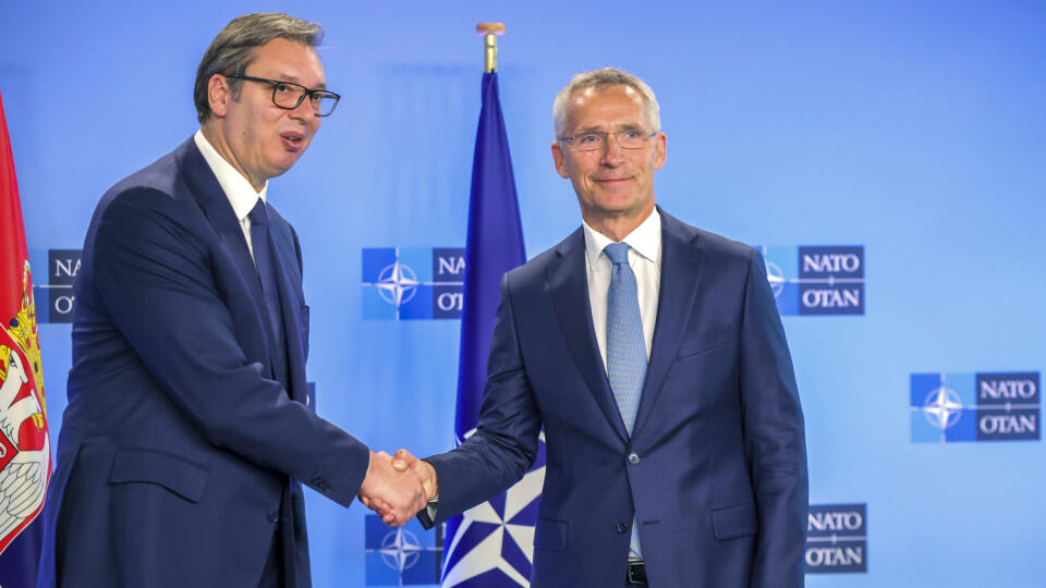 WA 12 Brusel - Generálny tajomník NATO Jens Stoltenberg (vpravo) a srbský prezident Aleksandar Vučič si podávajú ruky počas stretnutia v Bruseli v stredu 17. augusta 2022. Stoltenberg sa separátne stretol so srbským prezidentom Vučičom a kosovským premiérom Albinom Kurtim. FOTO TASR/AP 
 
NATO Secretary General Jens Stoltenberg, right, shakes hands with Serbian President Aleksandar Vucic prior to a meeting at NATO headquarters in Brussels, Wednesday, Aug. 17, 2022. (AP Photo/Olivier Matthys)