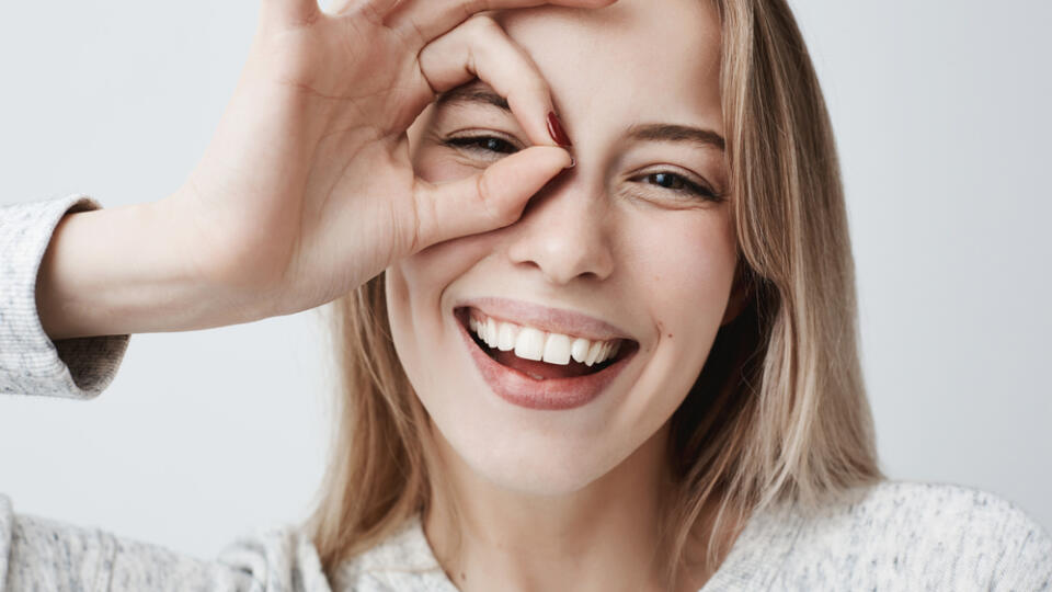 Close,Up,Portrait,Of,Beautiful,Joyful,Blonde,Caucasian,Female,Smiling,