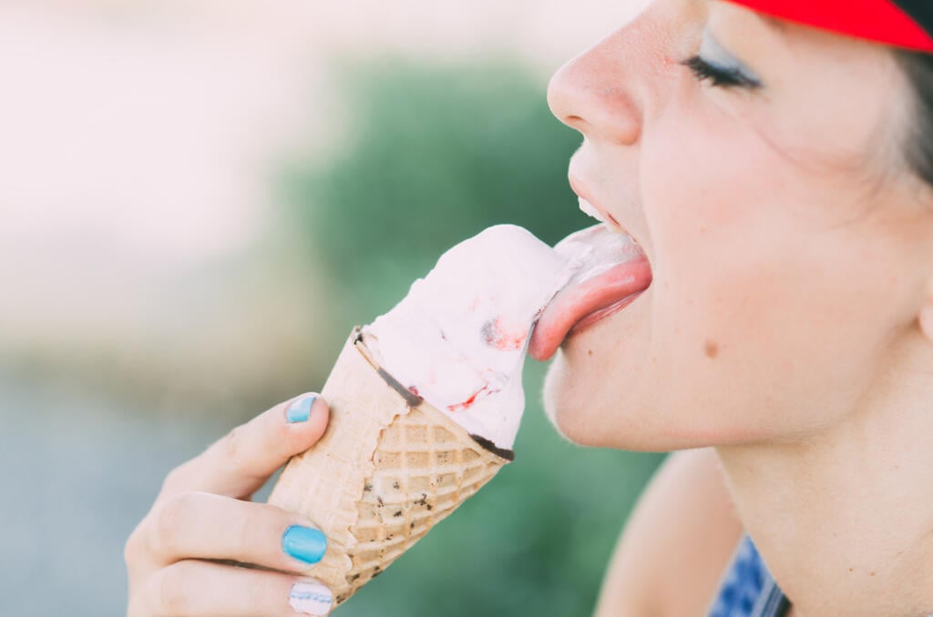 Девушка лижет руку. Девушка с мороженым. Язык и мороженое. Девочка лижет. Человек лижет мороженое.