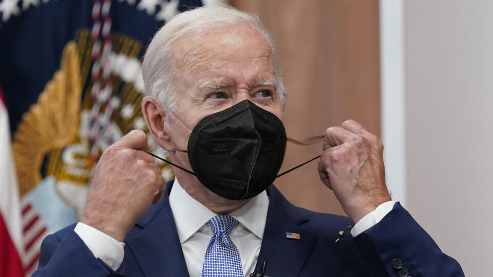 WA 55 archív Washington - Na archívnej snímke z 28. júla 2022 americký prezident Joe Biden si dáva dole z tváre respirátor v Bielom dome vo Washingtone. Joe Biden mal v sobotu 30. júla opäť pozitívny test na ochorenie COVID-19, informoval o tom Biely dom. FOTO TASR/AP
FILE - President Joe Biden removes his face mask as he arrives to speak about the economy during a meeting with CEOs in the South Court Auditorium on the White House complex in Washington, Thursday, July 28, 2022. Biden tested pos