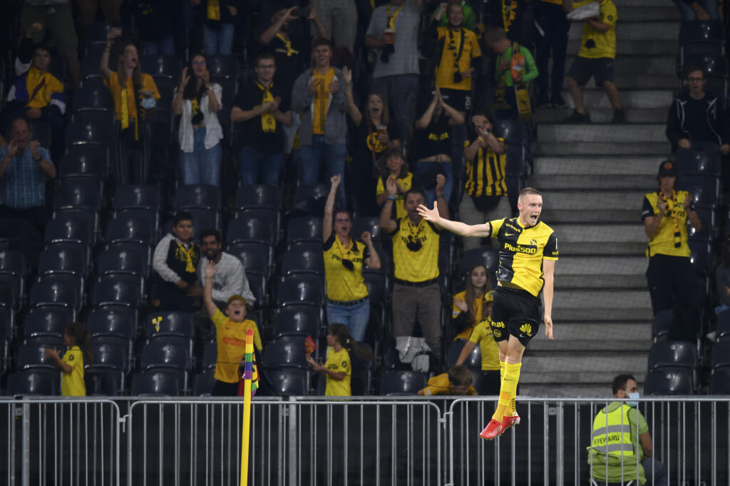 EBE 56 Bern - Na snímke stredopoliar Bernu Michel Aebischer oslavuje svoj gól a tretí mužstva v odvete 2. predkola Ligy majstrov vo futbale Young Boys Bern - ŠK Slovan Bratislava v Berne 28. júla 2021. FOTO TASR/AP
Young Boys' Michel Aebischer celebrates after scoring during the Champions League second qualifying round, second leg soccer match between Switzerland's Young Boys' Bern and Slovakia's SK Slovan Bratislava at the Wankdorf stadium in Bern, Switzerland, on Wednesday, July 28, 2021.