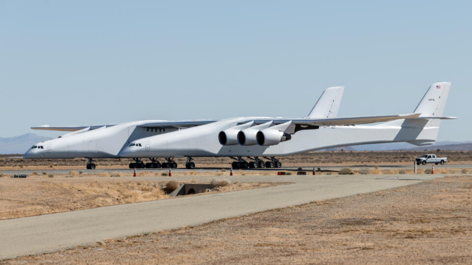 The Scaled Composites Stratolaunch aircraft at Mojave airport during second powered taxi testing