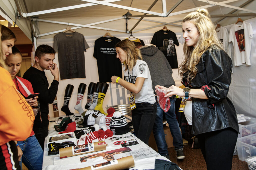 Na snímke Natália Véghová predáva merchandise svojho manželka počas turnaja zmiešaných bojových umení. Oktagon 15