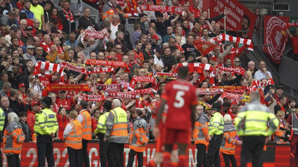 PK 82 Liverpool - Fanúšikovia Liverpoolu ďakujú hráčom po zápase záverečného 38. kola anglickej Premier League FC Liverpool - Wolverhampton Wanderers v Liverpoole v nedeľu 22. mája 2022. FOTO TASR/AP
Liverpool fans cheer their team after the Premier League soccer match between Liverpool and Wolverhampton at Anfield stadium in Liverpool, England, Sunday, May 22, 2022. (AP Photo/Jon Super)