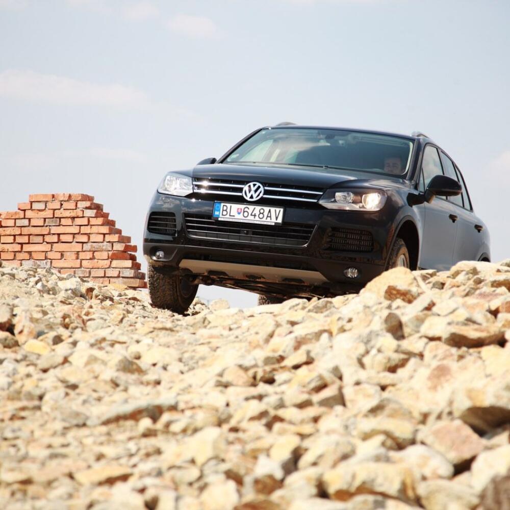 Volkswagen otvoril novú offroadovú testovaciu dráhu, na ktorej môžete vyskúšať Touareg.